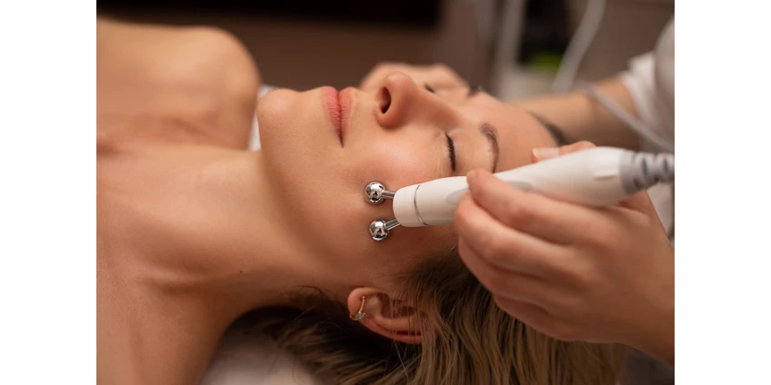 Jak urządzenia kosmetologiczne pobudzają skórę na lato i aktywują produkcję kolagenu