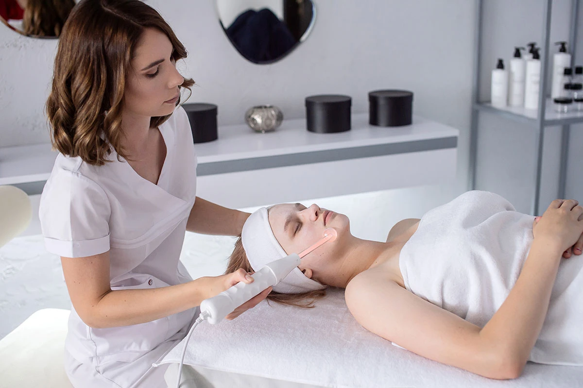 Technologie Wysokiej Częstotliwości: Darsonwalizacja, Lifting RF, Terapia Mikroprądowa